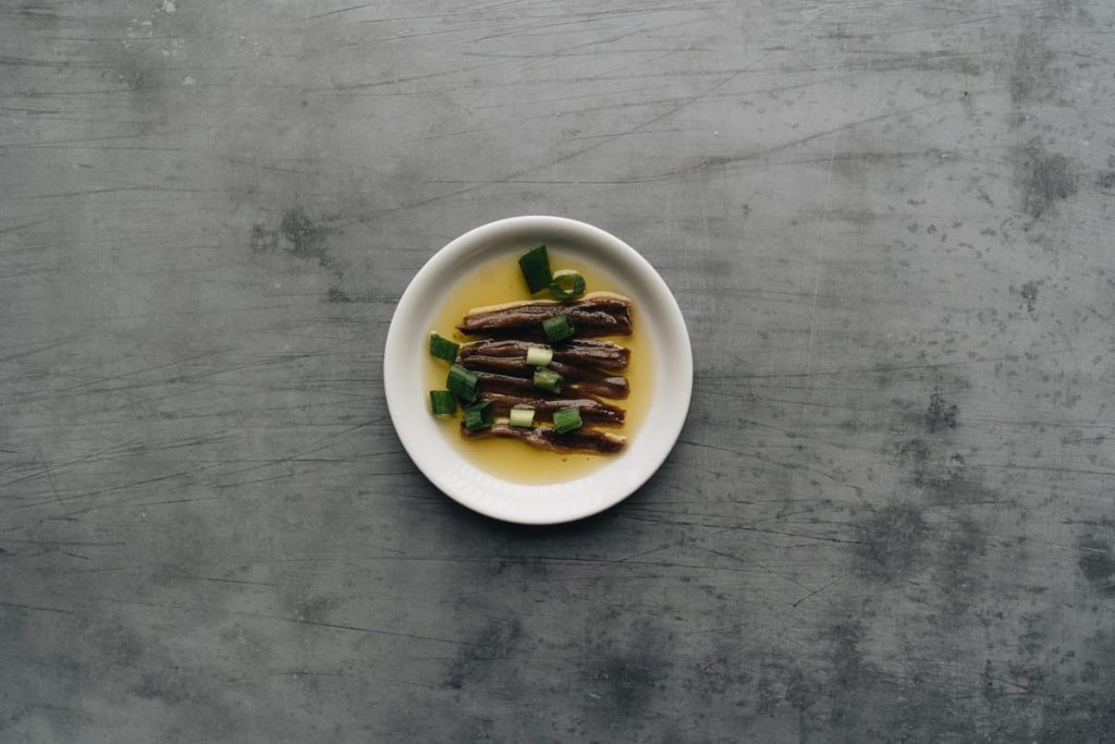 Comment les anchois sont préparés dans du vinaigre maison, étape par étape !