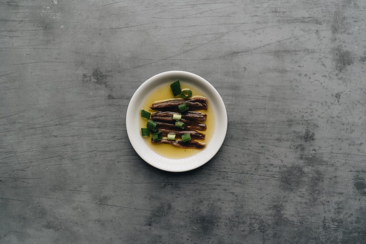 Comment les anchois sont préparés dans du vinaigre maison, étape par étape !