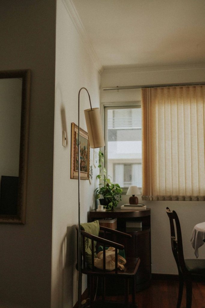 Aménager une pièce calme à la maison : isolation, lumière, low-tech