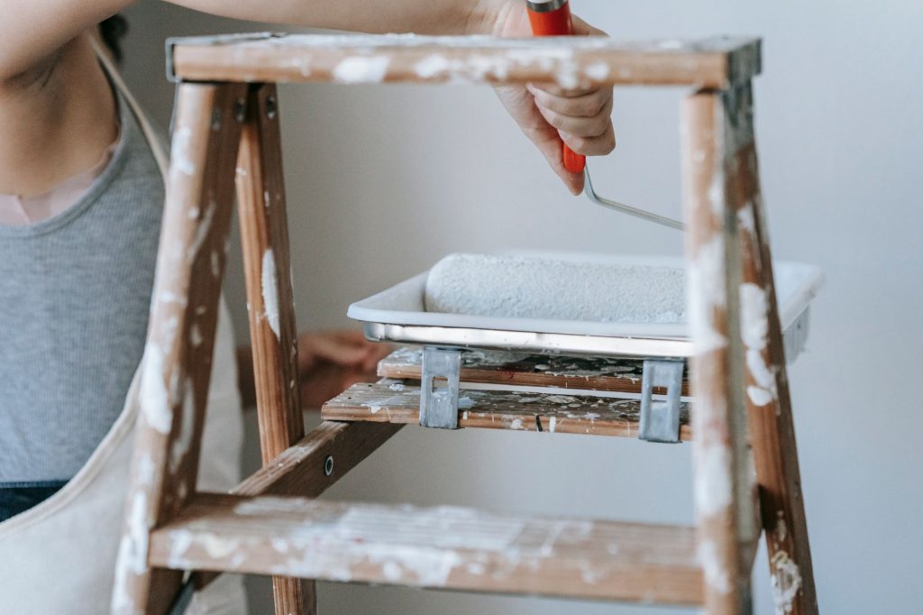 Repeindre sa cuisine avec des restes de peinture : le pari d’un chantier à zéro euro